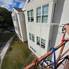 Expert-Commercial-Stucco-and-Vinyl-Softwashing-Services-in-Pittsfield-MA 1