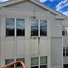 Expert-Commercial-Stucco-and-Vinyl-Softwashing-Services-in-Pittsfield-MA 0